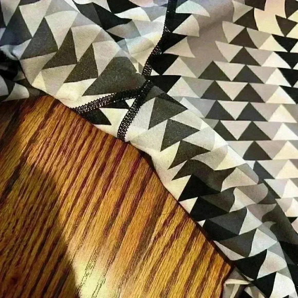 GUC - GAP Fit Workout Leggings - Black and white print - Size Large - Picture 4 of 4